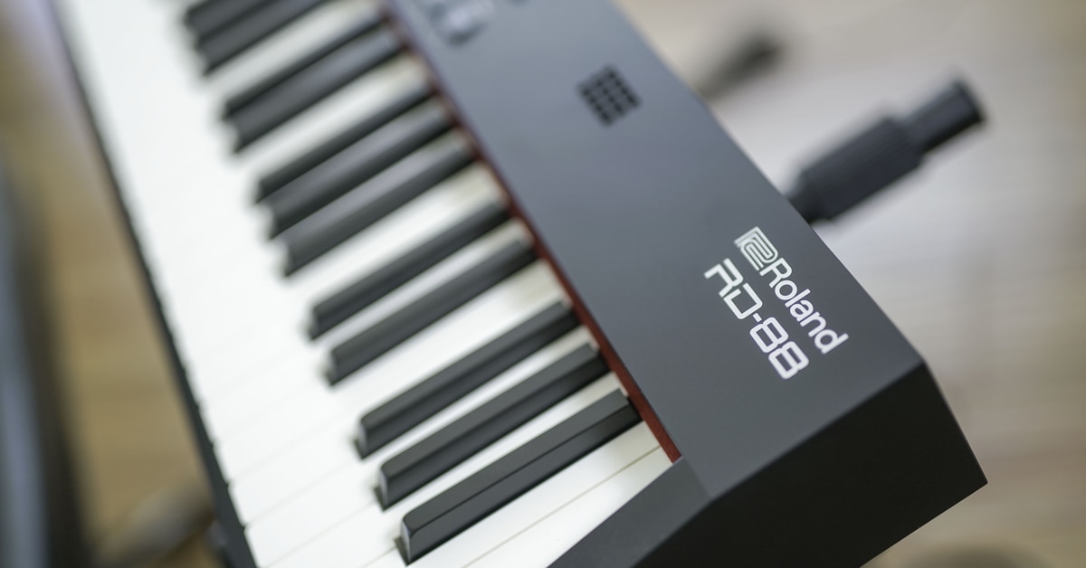 Top 10 Digital Pianos Under $2000 - REVIEW