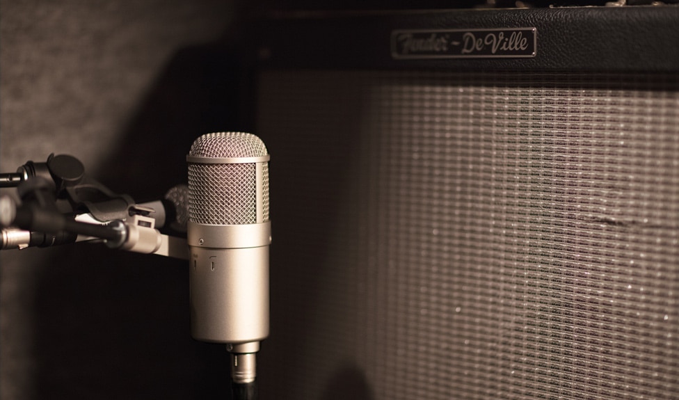 A vintage Neumann U47 FET and a Beyerdynamic M 160 on a Fender DeVille guitar amp.